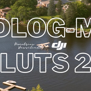 以下が含まれることがあります： 青い水の背景に白いテキストのグラフィックが「DLOG-M」と「LUTS 2」と表示されています。DJIのロゴが付いた小さな白い飛行機が水面を飛んでいます。