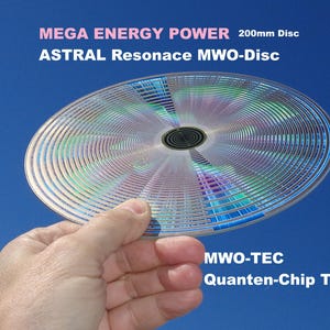 Könnte beinhalten: Eine silberne Scheibe mit konzentrischen Kreisen in schillernden Farben, die in einer Hand vor einem blauen Himmel gehalten wird. Die Scheibe ist mit "MEGA ENERGY POWER 200mm Disc" und "ASTRAL Resonace MWO-Disc" beschriftet. Unter der Scheibe ist der Text "MWO-TEC Quanten-Chip TEC" sichtbar.