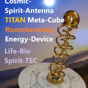 Könnte beinhalten: Eine goldfarbene Metallskulptur mit einem Spiraldesign und einer Kugel oben. Die Skulptur steht auf einem weißen runden Sockel mit einem geometrischen Muster. Der Text "Cosmic-Spirit-Antenna TITAN Meta-Cube Roomharmony Energy-Device Life-Bio Spirit-TEC" ist im Bild sichtbar.