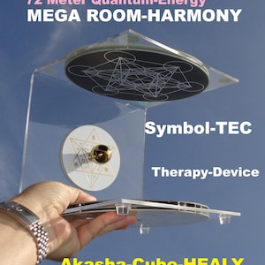 Może przedstawiać: Przezroczyste urządzenie akrylowe z okrągłymi elementami i geometrycznymi wzorami. Urządzenie jest oznaczone tekstem, w tym "72 Meter Quantum-Energy MEGA ROOM-HARMONY", "Symbol-TEC", "Therapy-Device", "Akasha-Cube-HEALY" i "Quantum-Energy-TEC".