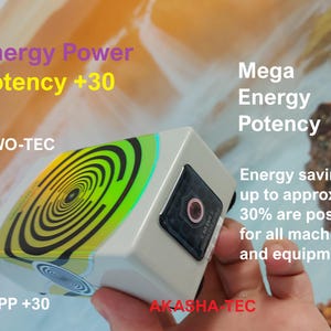 Könnte beinhalten: Ein rechteckiges weißes Gerät mit der Aufschrift MWO-TEC und AKASHA-TEC und einer grün-schwarzen kreisförmigen Spiralgrafik. Der Text lautet Energy Power Potency +30, EPP +30 und Mega Energy Potency, mit Hinweisen auf Energieeinsparungen bis ca. 30%.