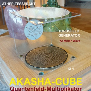 Könnte beinhalten: Ein transparenter Acryl-Würfel mit einem schwarzen und goldenen Kreisdesign im Inneren. Der Würfel ist mit "AKASHA-CUBE Quantenfeld-Multiplikator" und "TORUSFELD GENERATOR 72 Meter-Wave" beschriftet.