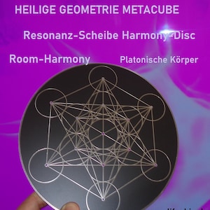 May include: A black disc with a silver geometric design, including a Metatron's Cube, inscribed on it. The disc is labeled "Resonanz-Scheibe Harmony Disc" and "Room-Harmony". The text "Platonische Körper" and "www.life-bio.de" are also visible.