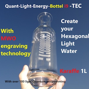 May include: A clear glass bottle with a hexagonal design engraved on the side. The bottle is labeled "Quant-Light-Energy-Bottel i9 -TEC" and "Karaffe 1L". The text "With MWO engraving technology" and "Create your Hexagonal Light Water" is also visible. The bottle is being held in a hand against a blue sky background.