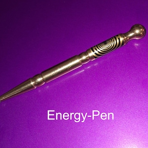 Puede incluir: Un Energy-Pen dorado con un diseño en espiral negro y dorado. El bolígrafo tiene un extremo redondeado y una punta. El texto "Energy-Pen" se muestra en blanco.