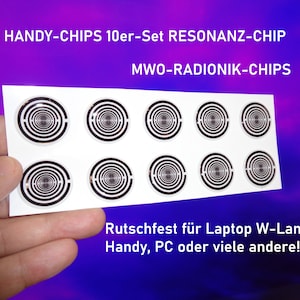 Könnte beinhalten: Eine Folie mit zehn weißen, runden, selbstklebenden Aufklebern mit einem schwarz-weißen konzentrischen Kreisdesign. Die Aufkleber sind mit "HANDY-CHIPS 10er-Set RESONANZ-CHIP MWO-RADIONIK-CHIPS" und "Rutschfest für Laptop W-Lan Handy, PC oder viele andere!" beschriftet.