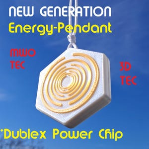 Puede incluir: Colgante hexagonal blanco con diseño de espiral dorado, suspendido por un cordón blanco. El texto "NEW GENERATION Energy-Pendant" y "*Dublex Power Chip" están en amarillo. El texto rojo dice "MWO TEC" y "3D TEC".
