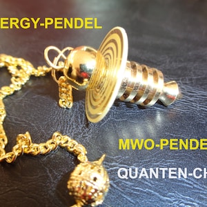 Puede incluir: Un péndulo de color dorado con un diseño en espiral y una parte superior circular. El péndulo está unido a una cadena dorada. El texto "ENERGY-PENDEL", "MWO-PENDEL" y "QUANTEN-CHIP" es visible en la imagen.