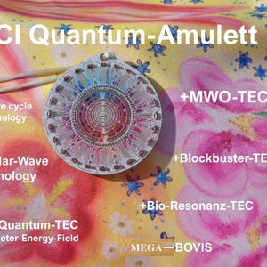 Könnte beinhalten: Ein kreisförmiger Anhänger mit dem Text "ACI Quantum-Amulett" und zusätzlichem Text. Der Anhänger hat ein komplexes Design mit Blau-, Rosa- und Silbertönen. Er hängt an einer weißen Kordel vor einem floralen Hintergrund.