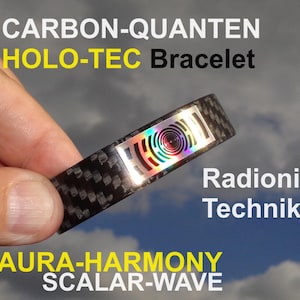 Op de afbeelding: Een zwarte carbonfiber armband met een holografisch ontwerp met een regenboogspiraalpatroon. De armband heeft de tekst "CARBON-QUANTEN HOLO-TEC Bracelet" en "AURA-HARMONY SCALAR-WAVE" erop gedrukt.