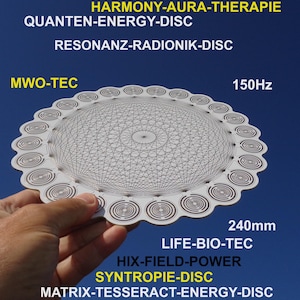 Puede incluir: Un disco blanco con un patrón geométrico complejo y círculos concéntricos alrededor del borde. El disco tiene un diámetro de 24 cm y tiene el texto "HARMONY-AURA-THERAPIE", "QUANTEN-ENERGY-DISC", "RESONANZ-RADIONIK-DISC", "MWO-TEC", "150Hz", "240mm", "LIFE-BIO-TEC", "HIX-FIELD-POWER", "SYNTROPIE-DISC" y "MATRIX-TESSERACT-ENERGY-DISC" impreso en él.