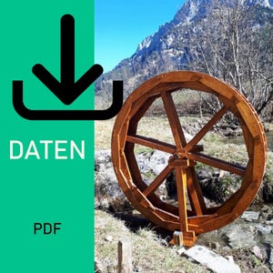 Könnte beinhalten: Ein großes Wasserrad aus Holz steht in einem Bach vor dem Hintergrund von Bergen und blauem Himmel. Das Rad ist braun und scheint aus Holz zu sein. Die Wörter "DATEN" und "PDF" sind auf der linken Seite des Bildes gedruckt.
