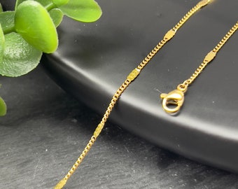 Fine sparkling curb chain in 1.5mm stainless steel • 18K gold plated • customizable length | hypoallergenic