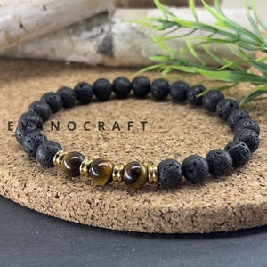 Peut inclure: Ensemble de trois mugs en céramique avec une finition mate et mouchetée. Les tasses sont de couleur crème, gris clair et gris foncé. Chaque mug a un design simple et moderne avec une anse arrondie.