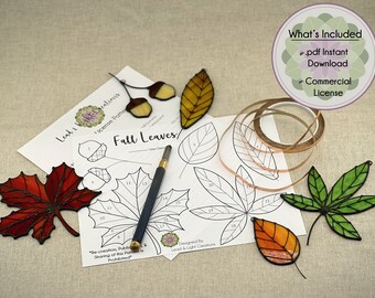 Könnte beinhalten: Ein Satz Herbstblatt-Muster aus Bleiglas mit Kupferfolie, einem Werkzeug zum Glasschneiden und einem gedruckten Anleitungsblatt. Das Anleitungsblatt enthält den Text "Fall Leaves" und "Re-creation, Publication & Sharing of this Pattern is Prohibited".
