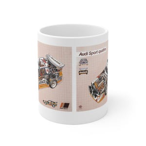 Könnte beinhalten: Weißer Keramikbecher mit detaillierten Illustrationen eines Audi Sport quattro Rennwagens. Das Design umfasst Schemata und den Text "Audi Sport quattro" auf einem karierten Hintergrund. Ein tolles Geschenk für Autoliebhaber.