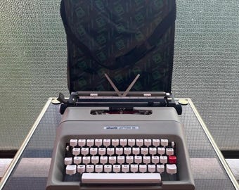 Vintage Olivetti Lettera 35 I Portable Typewriter with Case – 1980s – Near‑Mint Condition