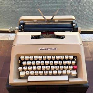 Macchina da scrivere Olivetti Lettera 35 d'epoca perfettamente funzionante, realizzata in Spagna, con custodia