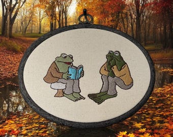 Rana y sapo leyendo, aro de bordado terminado para colgar en la pared, decoración de rana y sapo, estilo cottagecore, El viento y los sauces, decoración de ranas, decoración infantil