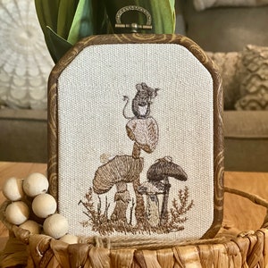 Tapiz bordado de ratón sobre seta, decoración para salón, decoración del hogar, estilo cottagecore, decoración rústica francesa, arte enmarcado