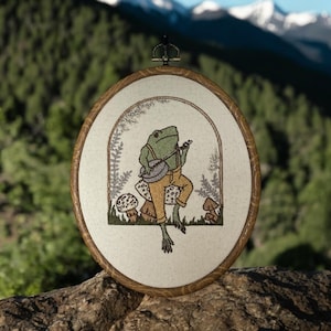 Rana musical en aro de bordar terminado para colgar en la pared, decoración bordada, estilo rústico, inspirado en El viento y los sauces, arte de ranas, decoración de ranas, arte mural