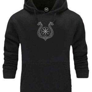 Op de afbeelding: Zwarte hoodie met een witte afbeelding van een Vegvisir-kompas omringd door twee gestileerde draken. Het kompas is beschreven met de runen "Vegvisir".