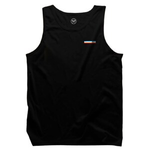 Könnte beinhalten: Schwarzes ärmelloses Tanktop mit einer kleinen, bunten Flagge und dem Text "2018" auf der Vorderseite.