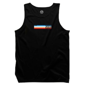 Könnte beinhalten: Schwarzes ärmelloses Tanktop mit einem bunten Streifen und dem Jahr "2003" auf der Vorderseite.