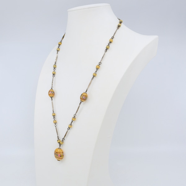 Collier antique de sautoir en verre satiné vénitien jaune Art déco avec roses des années 1920