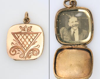 Medallón cuadrado antiguo chapado en oro y grabado con la foto de un niño riendo, década de 1910.
