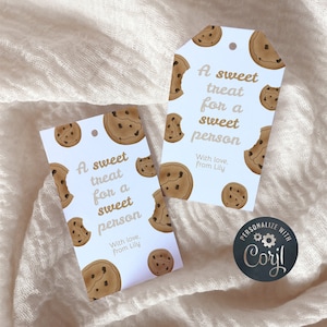 Może przedstawiać: Dwie etykiety prezentowe z jasnoniebieskim tłem i wzorem ciasteczek z kawałkami czekolady. Etykiety zawierają tekst "A sweet treat for a sweet person" i "With love, From Lily". Etykiety są przeznaczone do personalizacji.