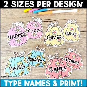 Puede incluir: Etiquetas con forma de calabaza en rosa, amarillo y azul, adornadas con dise&ntilde;os de margaritas y nombres personalizados. Se muestra el texto "2 SIZES PER DESIGN" y "TYPE NAMES & PRINT!"