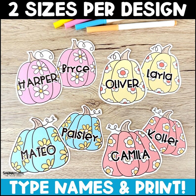Puede incluir: Etiquetas con forma de calabaza en rosa, amarillo y azul, adornadas con dise&ntilde;os de margaritas y nombres personalizados. Se muestra el texto "2 SIZES PER DESIGN" y "TYPE NAMES & PRINT!"