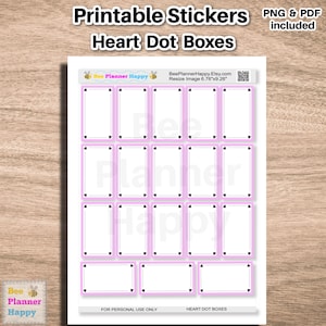Puede incluir: Pegatinas imprimibles con cuadros de puntos de corazón. Las pegatinas son blancas con un borde rosa claro y puntos negros en forma de corazón. El texto "Bee Planner Happy" está en la parte superior de la hoja. El texto "Resize Image 6.76"x9.26" está debajo del logotipo de la abeja. El texto "FOR PERSONAL USE ONLY" está en la parte inferior izquierda de la hoja. El texto "HEART DOT BOXES" está en la parte inferior derecha de la hoja.
