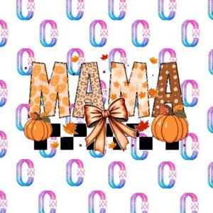 Può includere: Un design grafico colorato con la parola "MAMA" in grandi lettere. Le lettere sono decorate con motivi autunnali come zucche, foglie e pois. Ci sono due zucche su entrambi i lati della parola e uno schema a scacchi sotto.