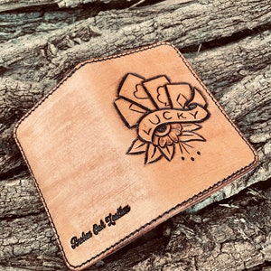 Cartera vertical de cuero con herramientas - Hermann Oak Leather - Con herramientas a mano - Regalo navideño para él/ella - Personalizado - Cosido a mano