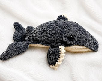 Gehäkelter Buckelwal „Hope/Timmy“ – handgemachter Deko-Wal aus Chenille-Wolle, maritimes Geschenk