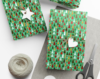 Könnte beinhalten: Mehrere verpackte Geschenke mit grünem Geschenkpapier mit einem Muster aus bunten Weihnachtsbäumen. Jedes Geschenk ist mit Bindfaden gebunden und mit einem weißen Stern- oder herzförmigen Anhänger versehen. Eine Garnrolle, eine Schere und leere Anhänger sind ebenfalls vorhanden.
