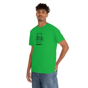 ゴルフカートのエキスパート | クールなゴルフシャツ | 夫やお父さんへのギフト | メンズTシャツ | ユニセックスヘビーコットンTシャツ | ホワイトTシャツモック | ナチュラル3001モックアップ