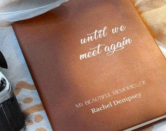Może przedstawiać: Brązowy skórzany dziennik z tekstem "until we meet again" i "My beautiful memories of Rachel Dempsey" w białym kolorze.