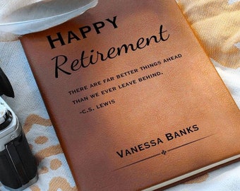 Può includere: Un diario in pelle marrone con le parole "HAPPY Retirement" e una citazione di C.S. Lewis. Il diario è personalizzato con il nome "VANESSA BANKS".