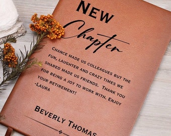 Può includere: Un diario in pelle marrone con il testo "NEW Chapter" e un messaggio su colleghi che diventano amici. Il diario è personalizzato con il nome "BEVERLY THOMAS".