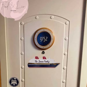 Puede incluir: Puerta blanca con una placa con el n&uacute;mero de habitaci&oacute;n en forma de ojo de buey que dice "9152". Debajo, un letrero con forma de crucero con el texto "The Jones Family" y "Disney Dream". Una pegatina con un icono de cama est&aacute; en la esquina inferior izquierda.