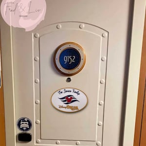 K&ouml;nnte beinhalten: Eine wei&szlig;e T&uuml;r mit einem runden Schild in Gold und Blau mit der Nummer 9152 darauf. Unter dem Schild befindet sich ein wei&szlig;es Oval mit dem Text "The Jones Family" und einem Mickey-Maus-Kopf mit den Worten "Disney Dream" darunter.