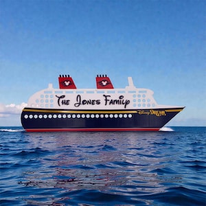 Puede incluir: Un dise&ntilde;o decorativo de crucero con el texto "The Jones Family" y "Disney Dream" en el lateral. El barco presenta chimeneas rojas con siluetas de Mickey Mouse, un casco blanco y una base azul marino, sobre un cielo azul y un oc&eacute;ano.