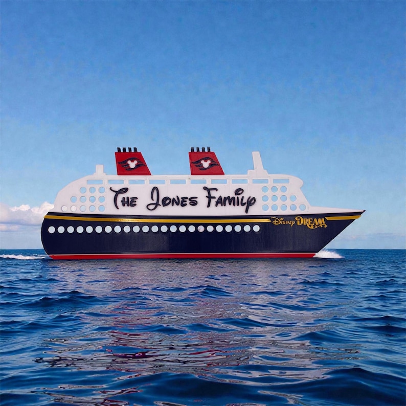 Puede incluir: Un dise&ntilde;o decorativo de crucero con el texto "The Jones Family" y "Disney Dream" en el lateral. El barco presenta chimeneas rojas con siluetas de Mickey Mouse, un casco blanco y una base azul marino, sobre un cielo azul y un oc&eacute;ano.