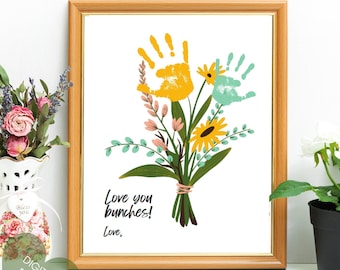 Puede incluir: Una tarjeta imprimible para el Día de la Madre con un ramo de flores hecho con huellas de manos. La tarjeta dice "Love you bunches! Love,"