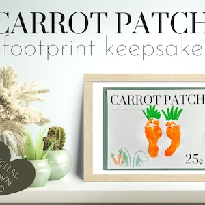 Pode incluir: Download digital imprimível de uma lembrança de pegada de pé de remendo de cenoura. A imagem mostra uma impressão emoldurada com duas pegadas laranja em forma de cenouras com topos verdes. O texto "CARROT PATCH" está no topo da impressão. O texto "locally grown farm fresh" está abaixo das pegadas de cenoura. O texto "25¢" está no canto inferior direito da impressão.