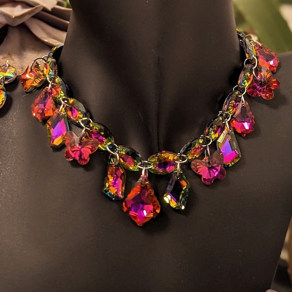 Conjunto de joyas Eden Composition: rosa intenso, mariposa verde dorada, barroco, colgantes de cristal rómbico: collar, pulsera y pendientes