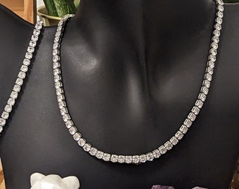 Zirkon Kristall Set (1): mit atemberaubender silberner, weiß schimmernder Halskette, Armband und Sterlingsilber und runden reflektierenden Glasohrringen